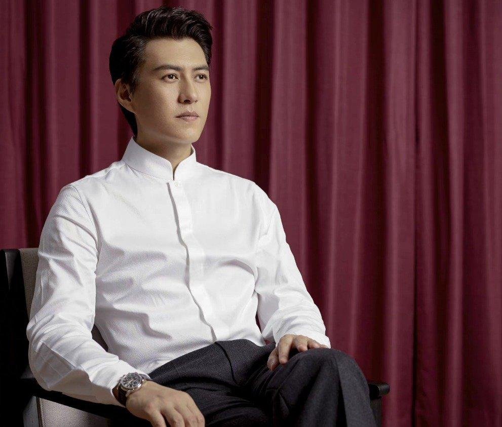 46岁靳东出席民盟换届大会!站角落合照依然抢眼,西装笔挺太帅气|明星|影视圈|中国电视|岗位|煤矿文工团_新浪新闻