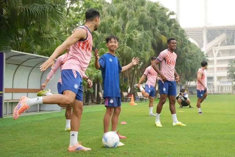 13-1776063385-man-dang-tay-ruc-ro-tai-hang-day-loi-hua-cua-do-hoang-hen-va-mon-qua-vo-gia-cho-chien-binh-nhi-mac-bao-benh