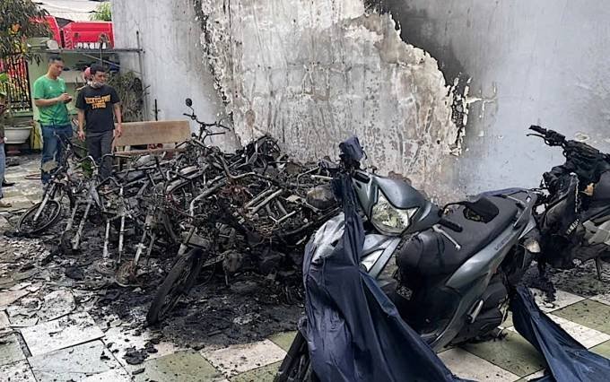 13-1776064182-chay-du-doi-tai-tphcm-14-xe-may-cua-cong-nhan-bi-thieu-rui-trong-choc-lat