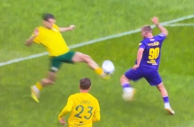 13-1776070666-song-gio-tai-eredivisie-tu-pha-vao-bong-ron-nguoi-cua-justin-hubner-den-cai-ket-bat-ngo