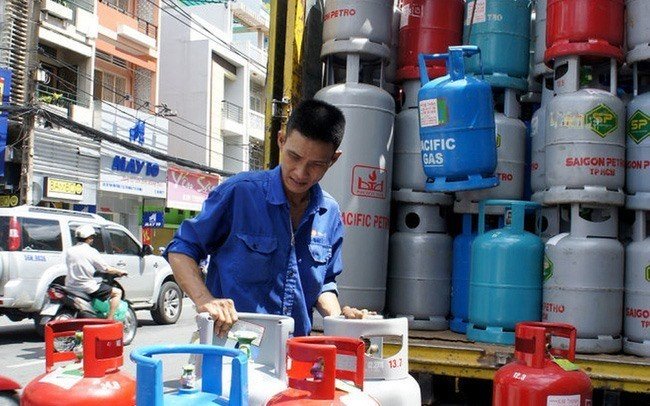Giá gas giảm mạnh từ ngày mai, người tiêu dùng bớt