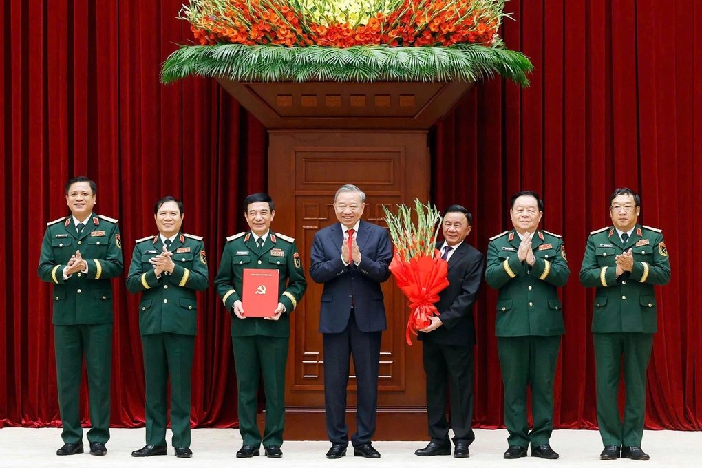 13-1776081686-tong-bi-thu-chu-tich-nuoc-to-lam-trao-cac-quyet-dinh-cua-bo-chinh-tri-ve-cong-tac-can-bo