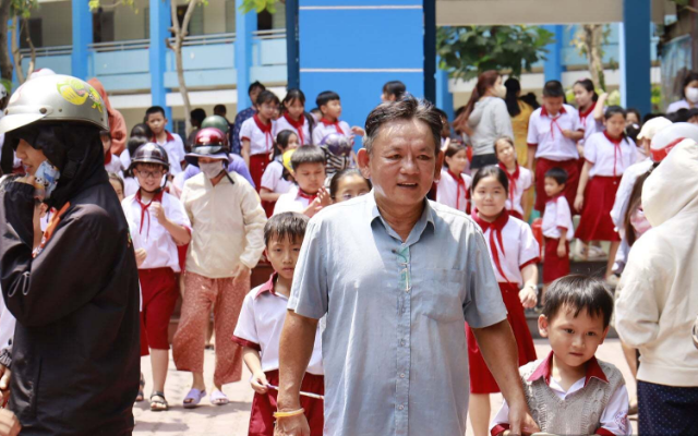 13-1776085897-nong-them-2-truong-o-tp-hcm-bat-ngo-tam-dung-bua-an-ban-tru