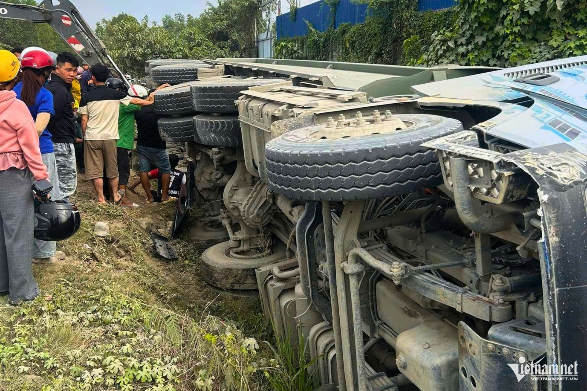 13-1776094694-vet-phanh-dai-50m-he-lo-dien-bien-vu-xe-dau-keo-lat-de-o-to-tai-xe-tu-vong