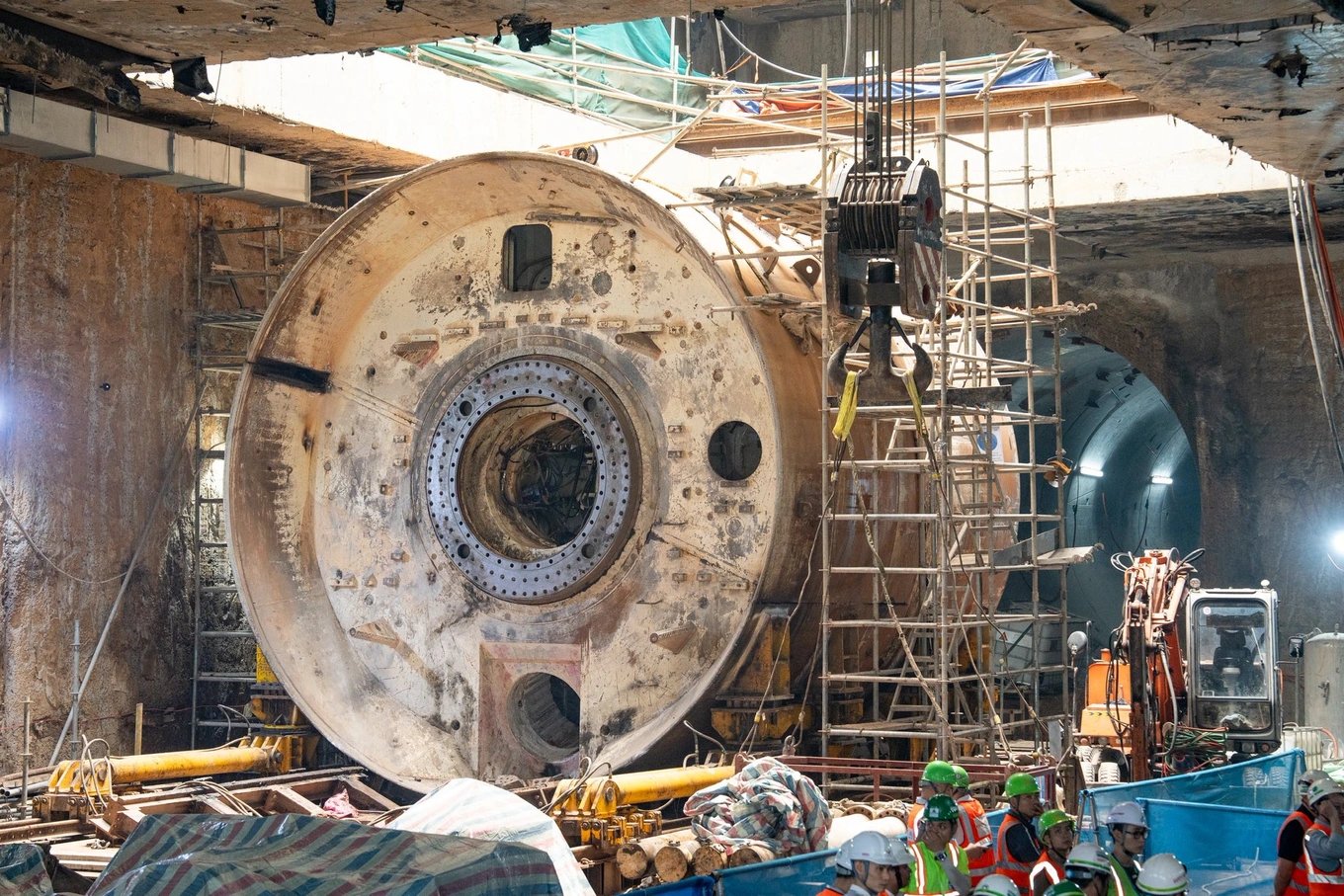 13-1776096853-robot-tao-bao-ve-dich-hoan-tat-4km-ham-metro-duoi-long-ha-noi