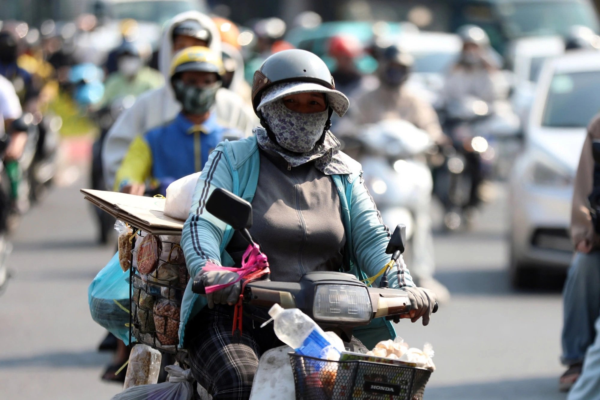 14-1776129321-nang-nong-bua-vay-ca-nuoc-ngay-144-chao-lua-mien-trung-khet-let-nhieu-noi-chua-thoat-moc-40-do-c