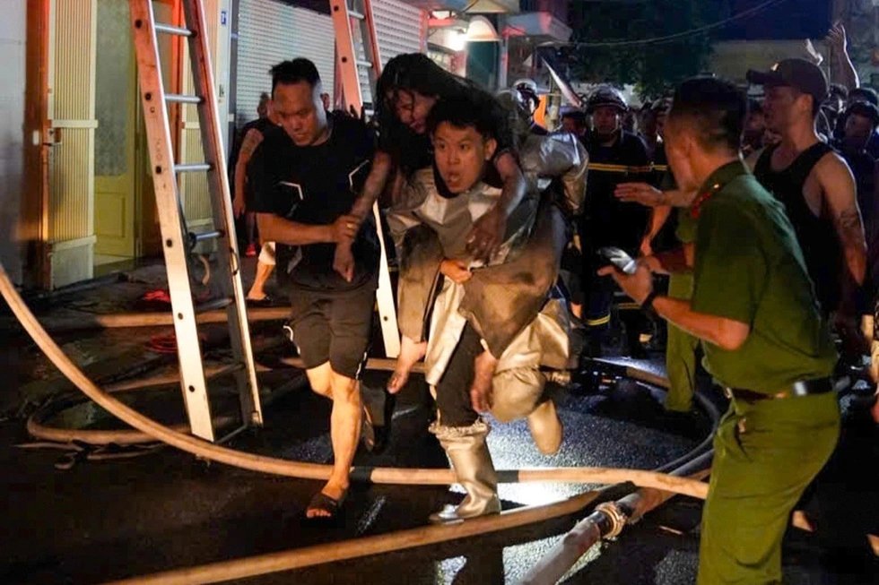 14-1776131295-gianh-giat-su-song-tu-giac-lua-chien-si-tre-nhuong-mat-na-cong-nan-nhan-thoat-khoi-tu-than