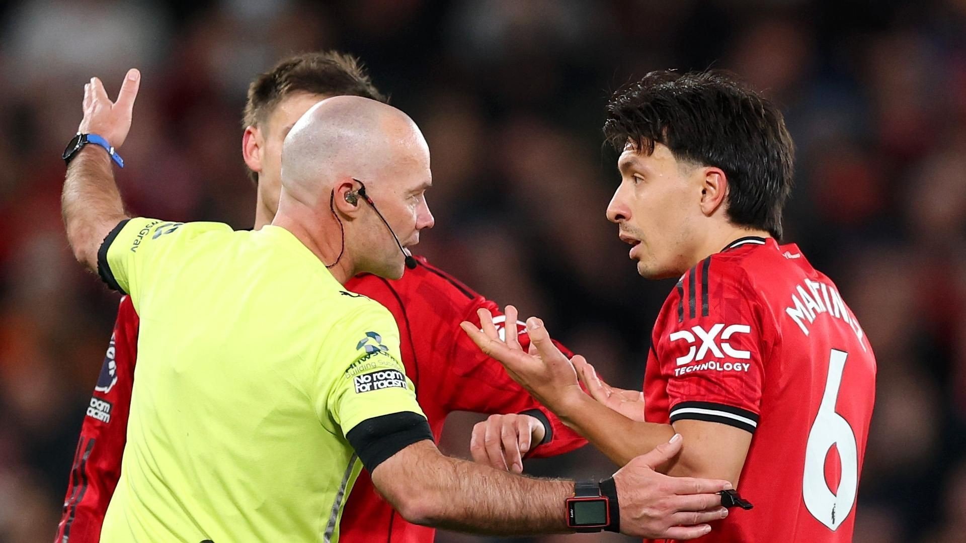 14-1776133081-mu-om-han-tai-old-trafford-carrick-chi-trich-quyet-dinh-gay-soc-cua-trong-tai