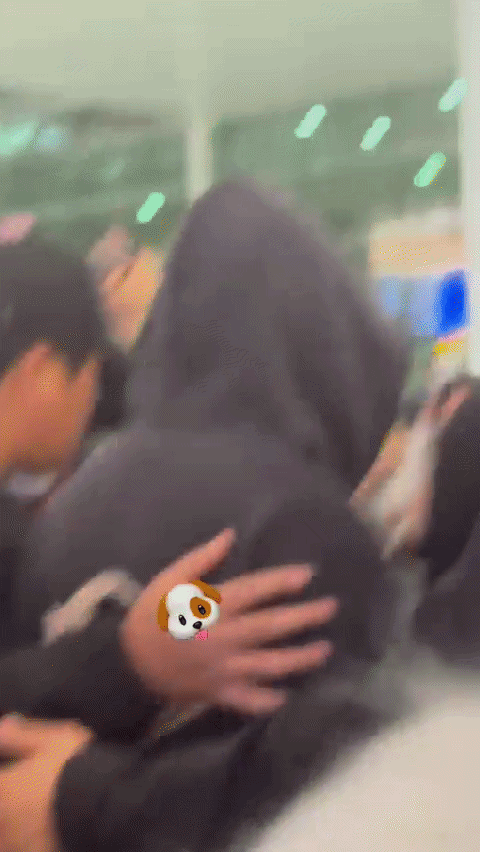 14-1776135883-nam-idol-kpop-bi-vay-rap-nhuc-ma-tai-san-bay-giua-tam-diem-tin-don-hen-ho