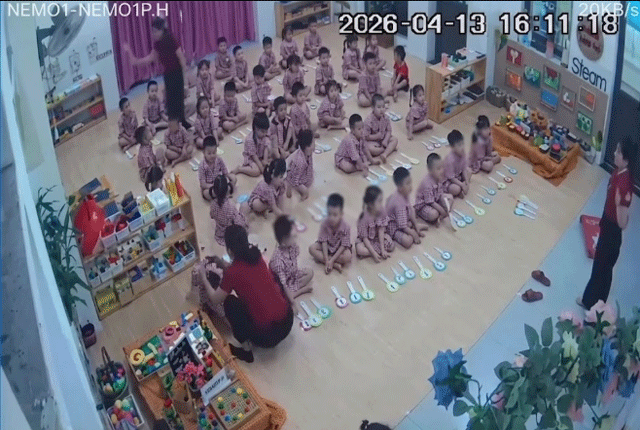 14-1776136902-clip-co-giao-mam-non-tum-toc-tac-dong-vat-ly-be-trai-ngay-trong-lop-hoc-bo-em-be-phat-hien-tinh-tiet-la