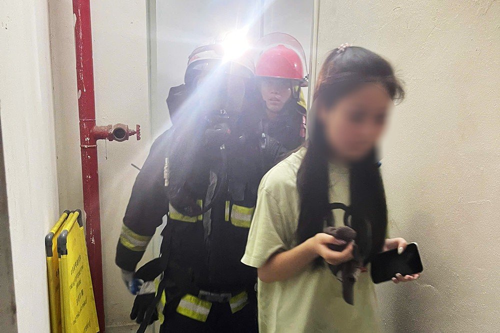 14-1776149024-ha-noi-chay-can-ho-tang-6-chung-cu-tren-pho-vuong-thua-vu-khoi-den-boc-cao-khien-nhieu-nguoi-hoang-so