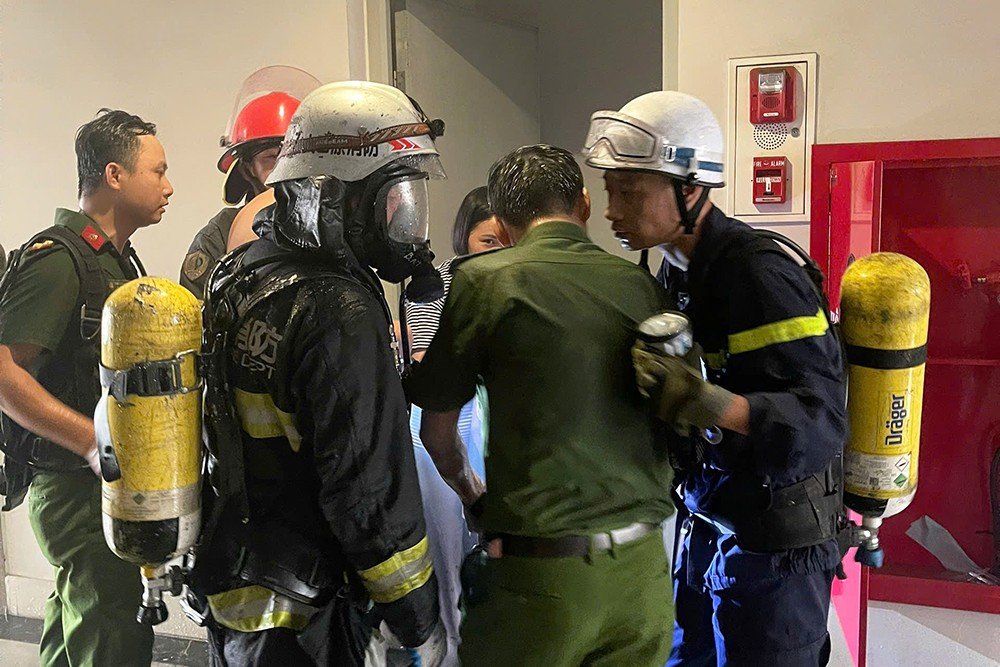 14-1776149024-ha-noi-chay-can-ho-tang-6-chung-cu-tren-pho-vuong-thua-vu-khoi-den-boc-cao-khien-nhieu-nguoi-hoang-so