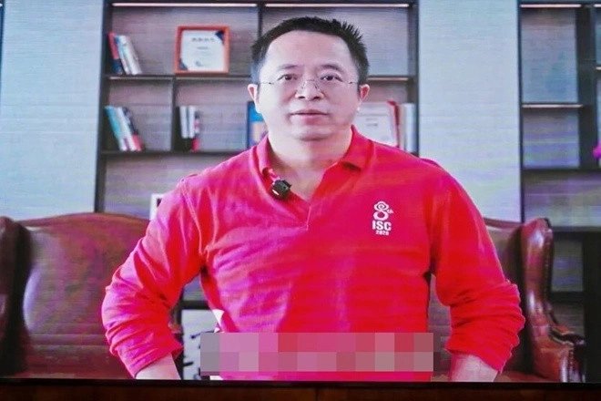 14-1776153330-nghich-ngom-khien-thay-co-dau-dau-cuu-sinh-vien-bat-ngo-ve-truong-tang-qua-gan-400-ty-dong