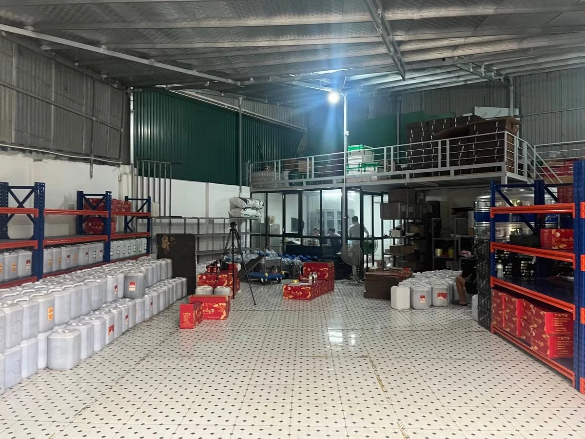 14-1776157056-dot-kich-tong-kho-ruou-khong-ro-nguon-goc-tai-ha-noi-thu-giu-gan-9000-lit-hang-vi-pham