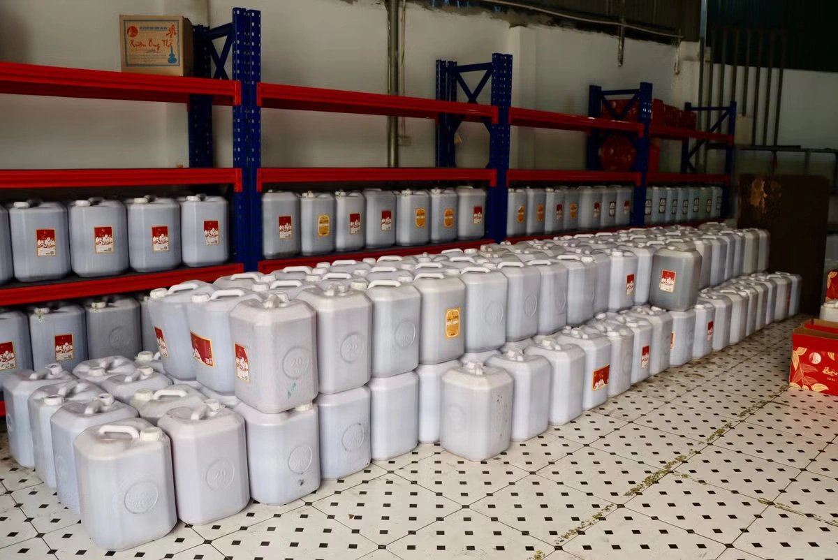 14-1776157056-dot-kich-tong-kho-ruou-khong-ro-nguon-goc-tai-ha-noi-thu-giu-gan-9000-lit-hang-vi-pham