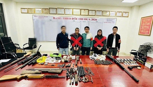 14-1776169681-ba-trum-duong-day-vu-khi-quan-dung-an-than-duoi-mac-cong-nhan-hang-xom-khen-hoa-dong-vui-ve