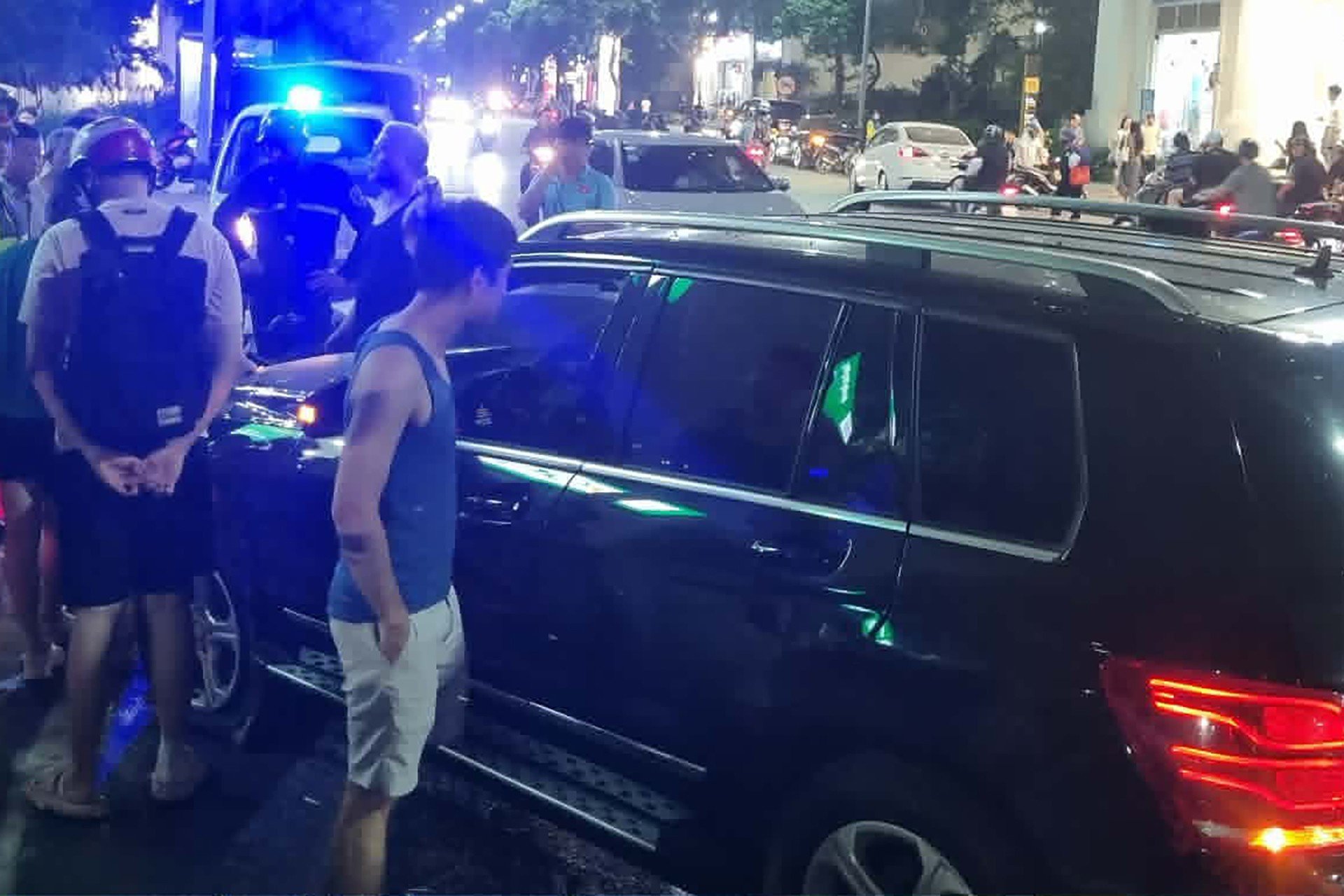 14-1776179341-o-to-mercedes-gay-tai-nan-lien-hoan-trong-khu-do-thi-ha-noi-hien-truong-ngon-ngang