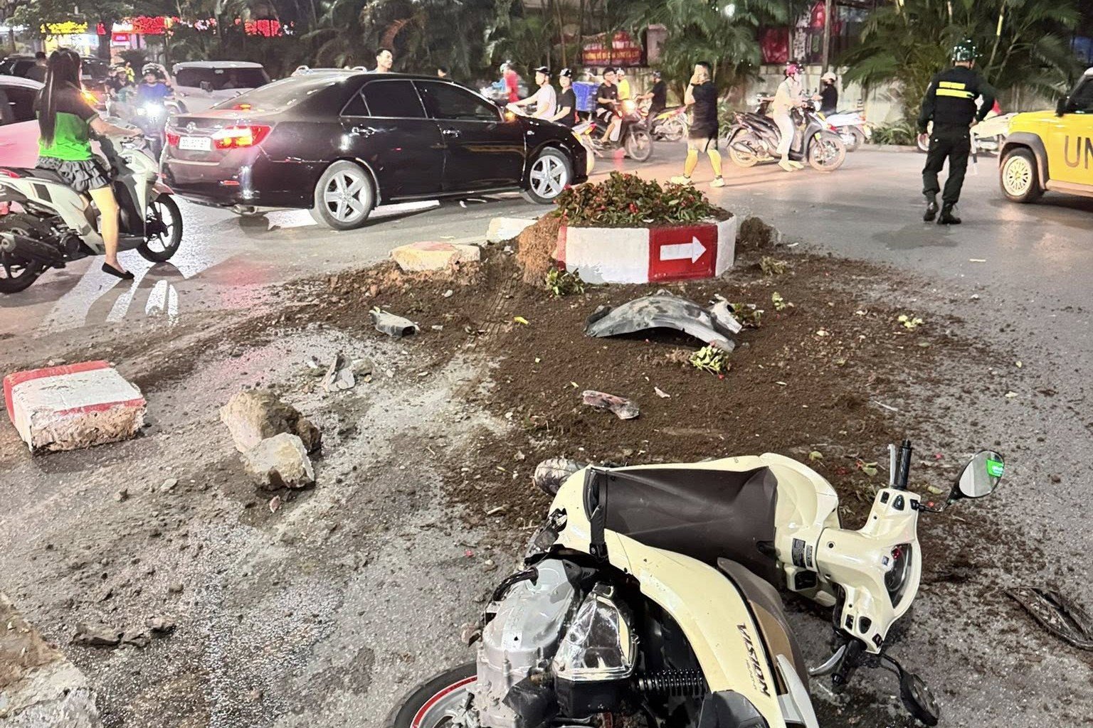 14-1776179370-o-to-mercedes-gay-tai-nan-lien-hoan-trong-khu-do-thi-ha-noi-hien-truong-ngon-ngang