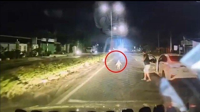 15-1776220596-tphcm-danh-tinh-tai-xe-chan-xe-khan-cap-chay-den-cuu-be-gai-chap-chung-bang-qua-duong-giua-dem