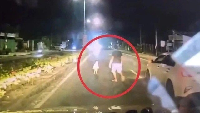 15-1776220596-tphcm-danh-tinh-tai-xe-chan-xe-khan-cap-chay-den-cuu-be-gai-chap-chung-bang-qua-duong-giua-dem