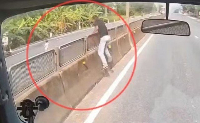 15-1776220596-tphcm-danh-tinh-tai-xe-chan-xe-khan-cap-chay-den-cuu-be-gai-chap-chung-bang-qua-duong-giua-dem