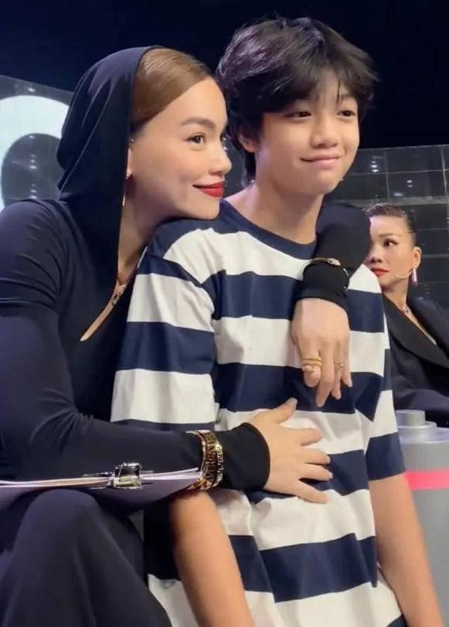 15-1776221988-subeo-gay-bao-mang-khi-cong-khai-ban-gai-danh-tinh-va-gia-the-cua-chrissy-thai-tro-thanh-tam-diem-tim-kiem