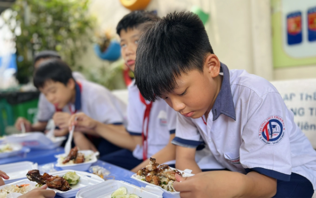 15-1776225102-vu-gan-200-hoc-sinh-nghi-ngo-doc-truong-bat-dau-to-chuc-lai-bua-an-ban-tru