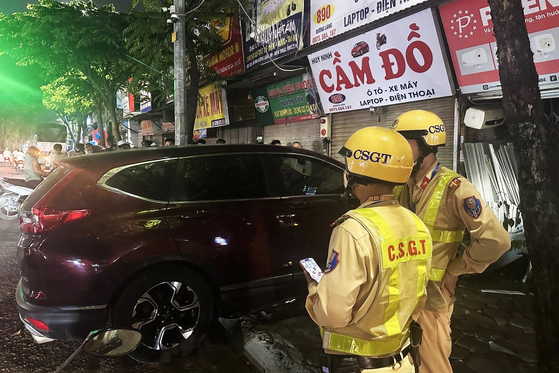 15-1776226525-ha-noi-say-xin-muc-kich-khung-tai-xe-honda-cr-v-dam-thang-o-to-vao-tiem-cam-do