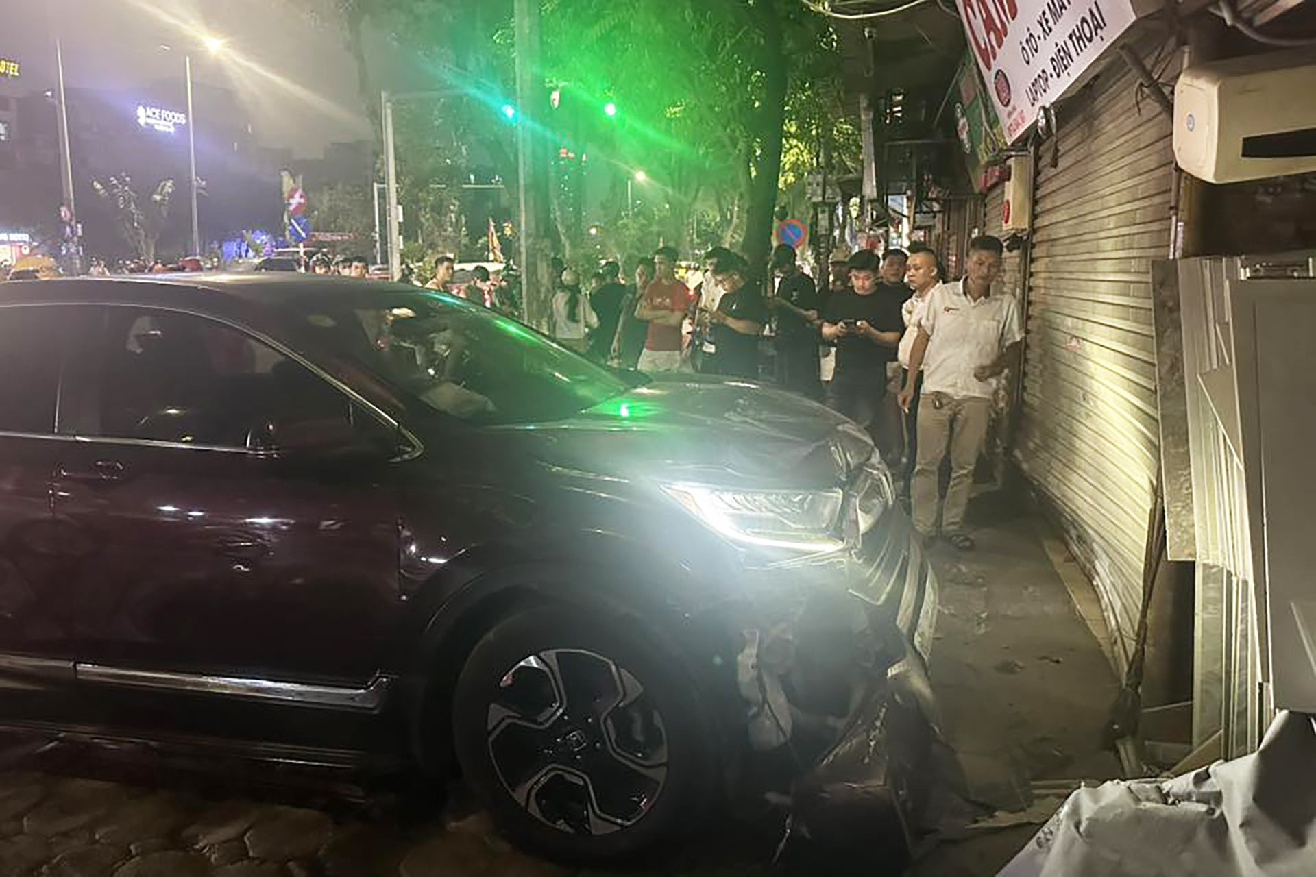 15-1776226525-ha-noi-say-xin-muc-kich-khung-tai-xe-honda-cr-v-dam-thang-o-to-vao-tiem-cam-do