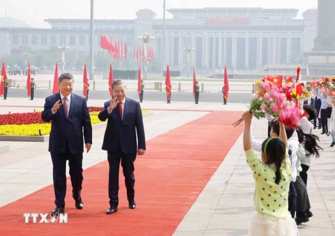 15-1776227958-bac-kinh-ren-vang-21-loat-dai-bac-trong-nghi-thuc-cao-nhat-don-tong-bi-thu-chu-tich-nuoc-to-lam