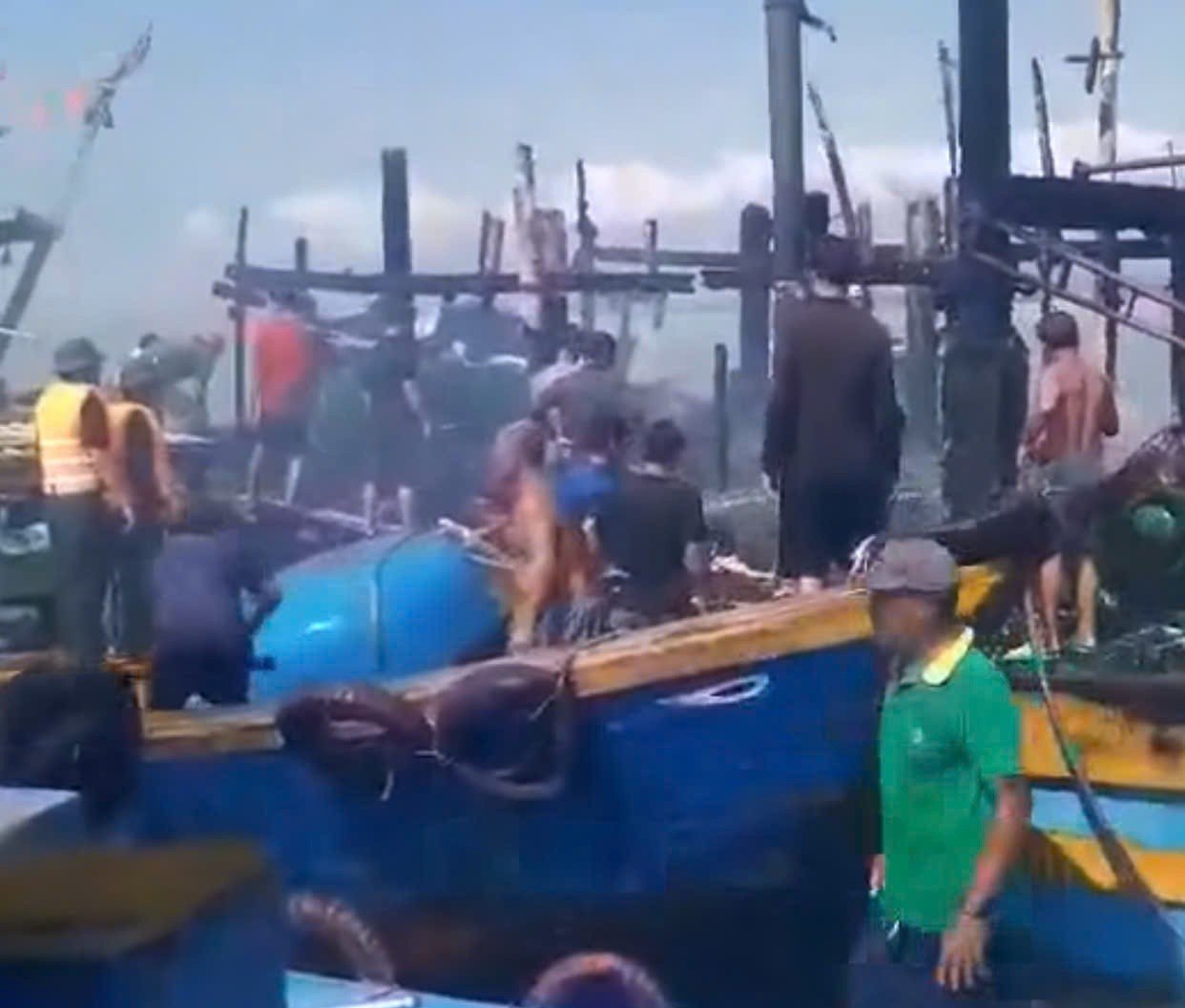 15-1776227978-tau-ca-cho-21-thuyen-vien-boc-chay-du-doi-tren-bien-cot-khoi-cao-hang-chuc-met