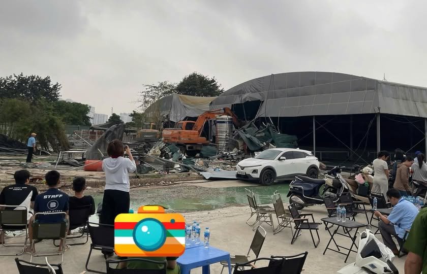 15-1776235285-nong-cum-22-san-pickleball-lon-nhat-ha-noi-bat-ngo-bi-thao-do-sau-chua-day-mot-thang-hoat-dong