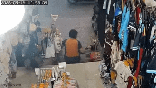 15-1776242906-phan-no-clip-thanh-nien-bat-ngo-tan-cong-nguoi-phu-nu-dang-trong-hai-con-nho