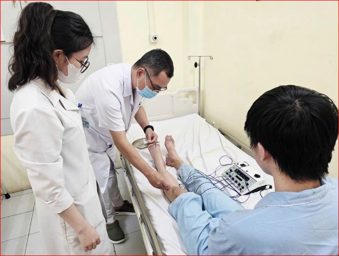 ngoi-khoanh-chan-keo-dai-nam-sinh-19-tuoi-bi-liet-ban-chan-canh-bao-thoi-quen-nhieu-nguoi-mac