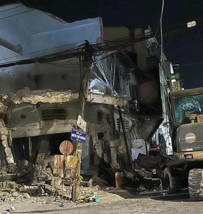 15-1776262228-nghet-tho-cuoc-giai-cuu-3-nguoi-mac-ket-trong-can-nha-do-sap-ban-cong