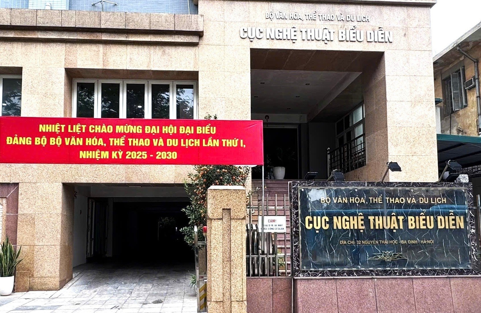 16-1776295340-cuc-nghe-thuat-bieu-dien-siet-chat-ky-cuong-noi-khong-voi-hanh-vi-hat-nhep-lua-doi-khan-gia