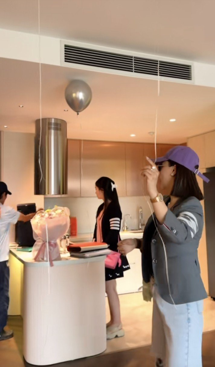 Cuộc sống hiện tại của Hiền Mai - thủ khoa khối A00 từng gây sốt: Ở căn hộ cao cấp, đang học lái ô tô, có cả trợ lý riêng?- Ảnh 3.