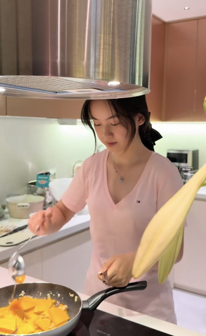 Cuộc sống hiện tại của Hiền Mai - thủ khoa khối A00 từng gây sốt: Ở căn hộ cao cấp, đang học lái ô tô, có cả trợ lý riêng?- Ảnh 6.