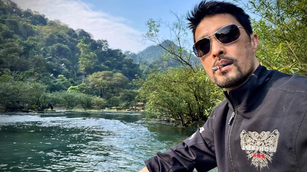 16-1776302797-johnny-tri-nguyen-va-8-nam-o-an-song-gian-don-khong-mang-thu-nhap-va-man-tai-xuat-day-bat-ngo