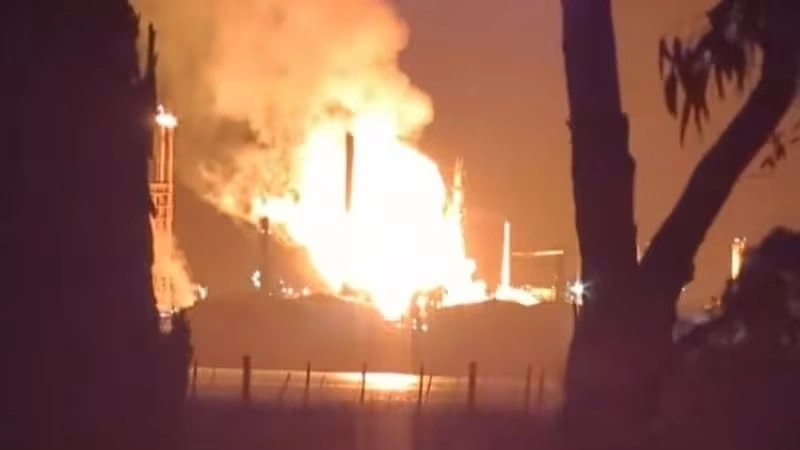 16-1776311475-chay-lon-tai-nha-may-loc-dau-trong-diem-cua-uc-nguon-cung-xang-dau-dung-truoc-bo-vuc-khung-hoang