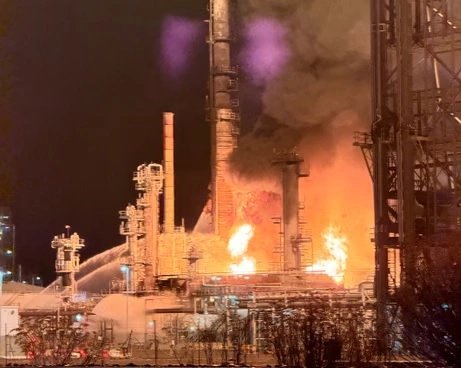 16-1776311475-chay-lon-tai-nha-may-loc-dau-trong-diem-cua-uc-nguon-cung-xang-dau-dung-truoc-bo-vuc-khung-hoang