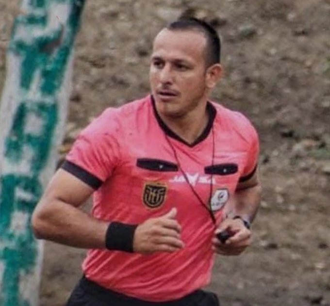 16-1776311965-trong-tai-ecuador-bi-ban-chet-giua-tran-dau-phong-trao