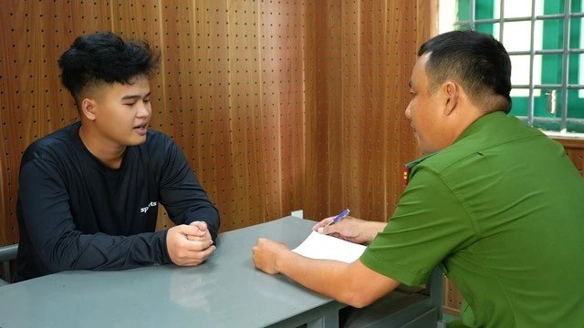 16-1776312856-nam-nhan-vien-cung-dong-bon-trom-30-luong-vang-cua-chu-tiem-vang