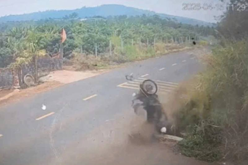 16-1776312785-co-quan-chuc-nang-xac-minh-clip-nam-sinh-gap-nan-lao-xuong-cong-nguoi-di-sau-quay-dau-roi-di