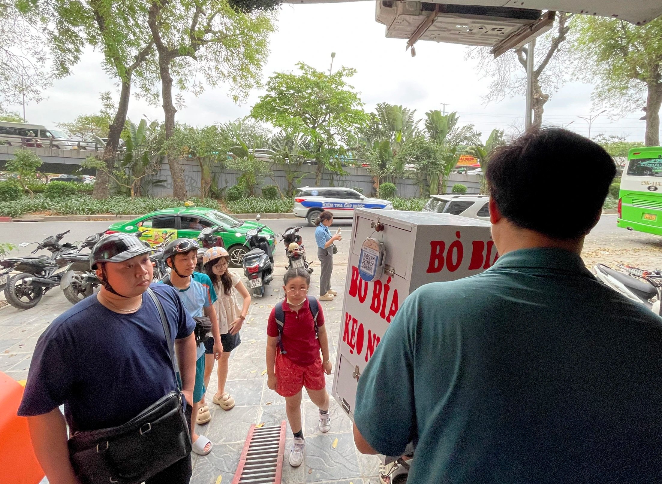 16-1776329305-nguoi-ban-bo-bia-noi-nhat-ha-noi-doi-mat-dao-nhu-rang-lac-va-hanh-trinh-muu-sinh-gan-20-nam