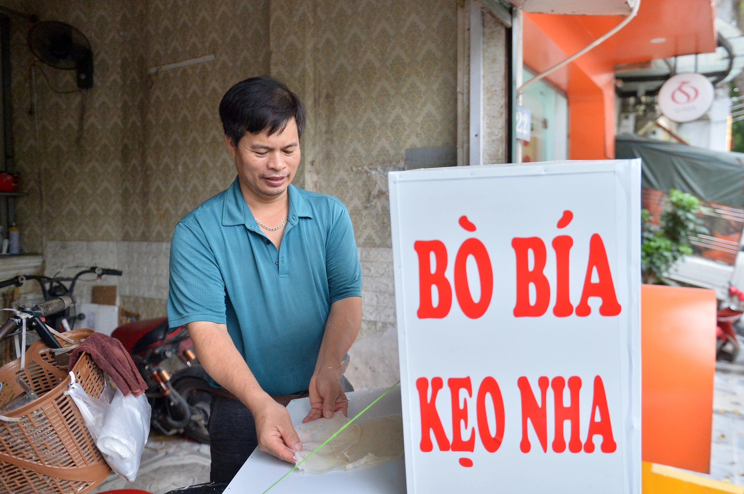 16-1776329305-nguoi-ban-bo-bia-noi-nhat-ha-noi-doi-mat-dao-nhu-rang-lac-va-hanh-trinh-muu-sinh-gan-20-nam