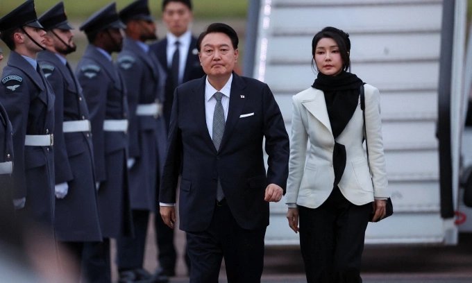 16-1776331430-cuoc-hoi-ngo-dam-nuoc-mat-va-su-lanh-lung-tai-toa-cua-vo-chong-cuu-tong-thong-yoon-suk-yeol