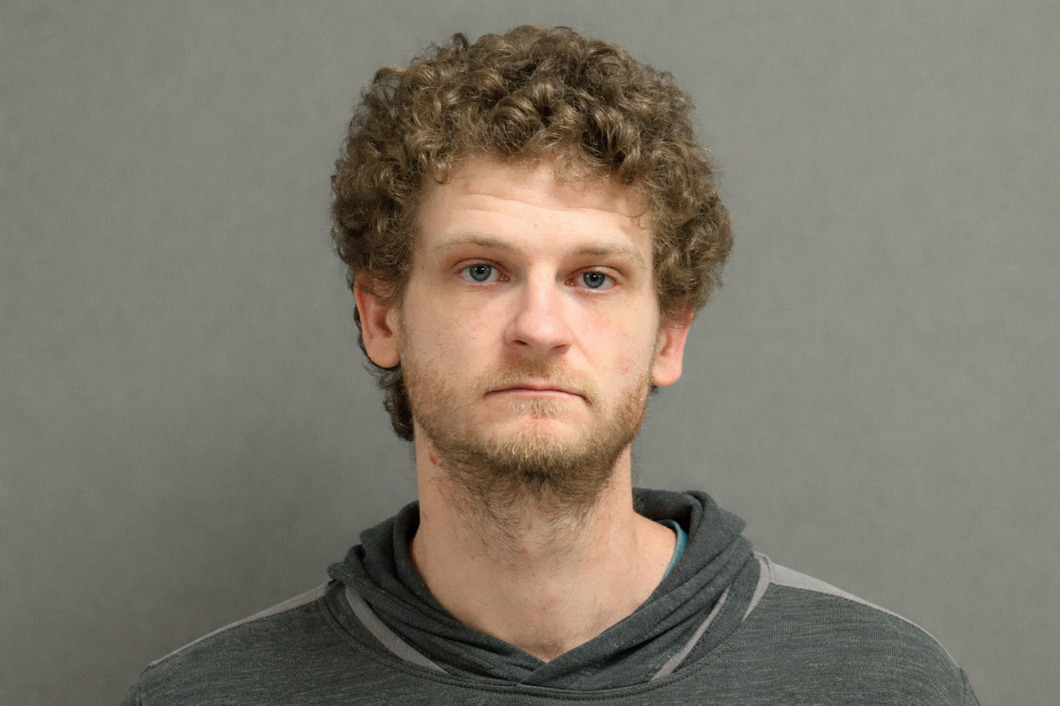 16-1776331670-nam-dien-vien-dau-truong-sinh-tu-ethan-jamieson-bi-bat-giu-vi-no-sung-tan-cong-nguoi