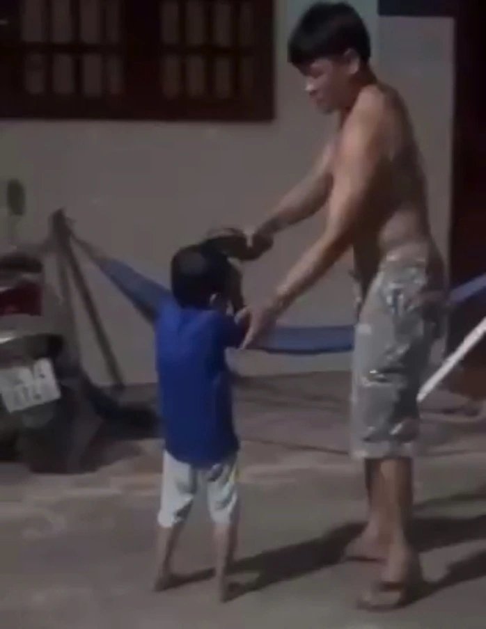 16-1776332365-phan-no-canh-nguoi-dan-ong-danh-con-nho-giua-khu-dan-cu-tphcm