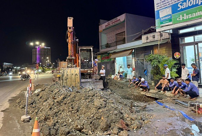 Khu vực đơn vị thi công trụ đèn giao thông làm hỏng ống nước. Ảnh: Minh Khuê